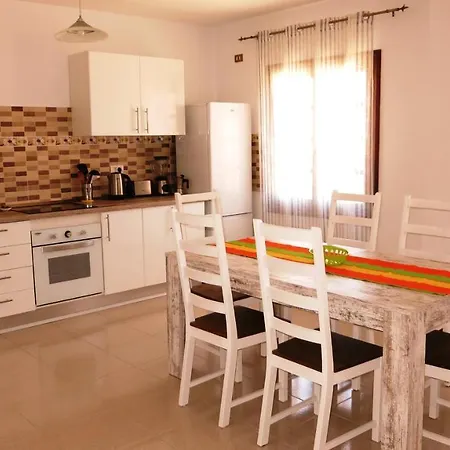 Large On Golf Course 公寓