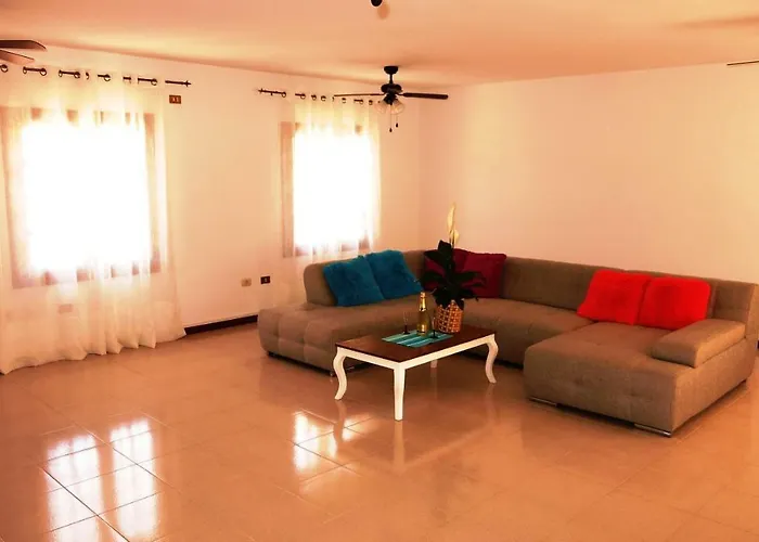 Large On Golf Course Διαμέρισμα *